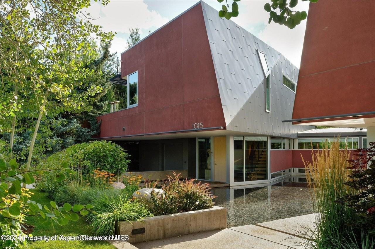 1015 Cemetery Ln - Photo 3 of 46