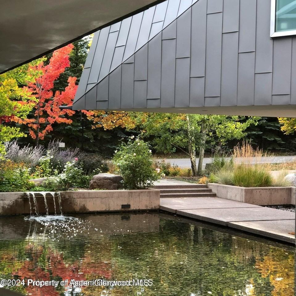 1015 Cemetery Ln - Photo 4 of 46