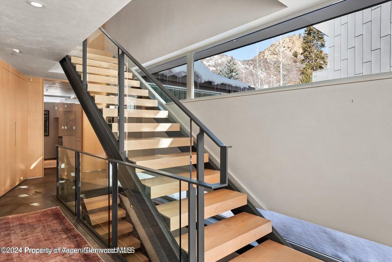 1015 Cemetery Ln - Photo 5 of 46