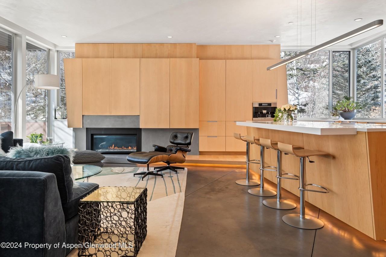 1015 Cemetery Ln - Photo 6 of 46