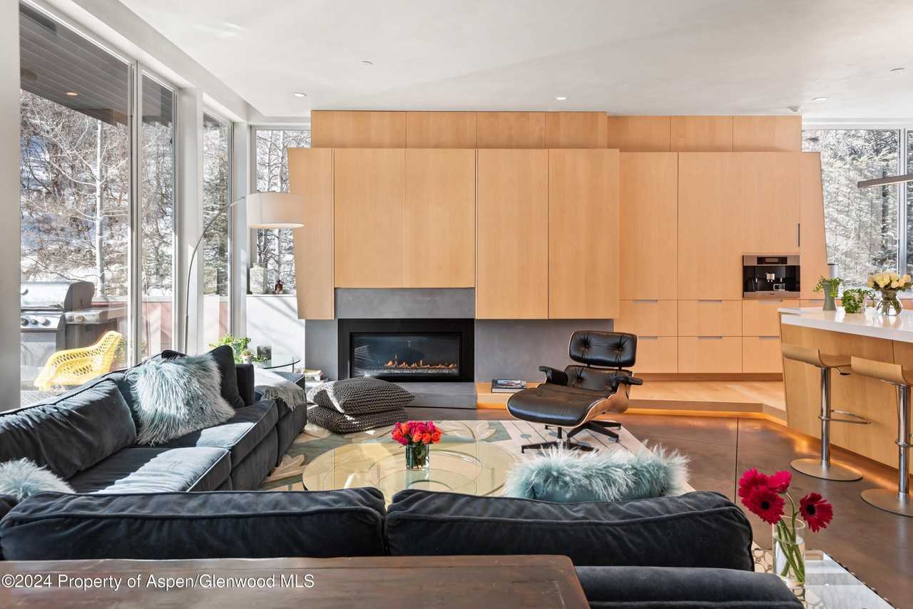 1015 Cemetery Ln - Photo 7 of 46