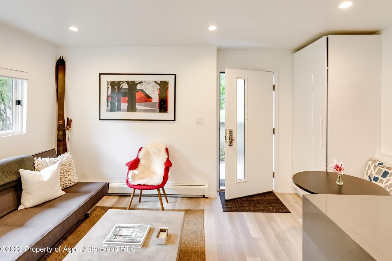 700 W Hopkins Ave Unit 6 #6 - Photo 3 of 16