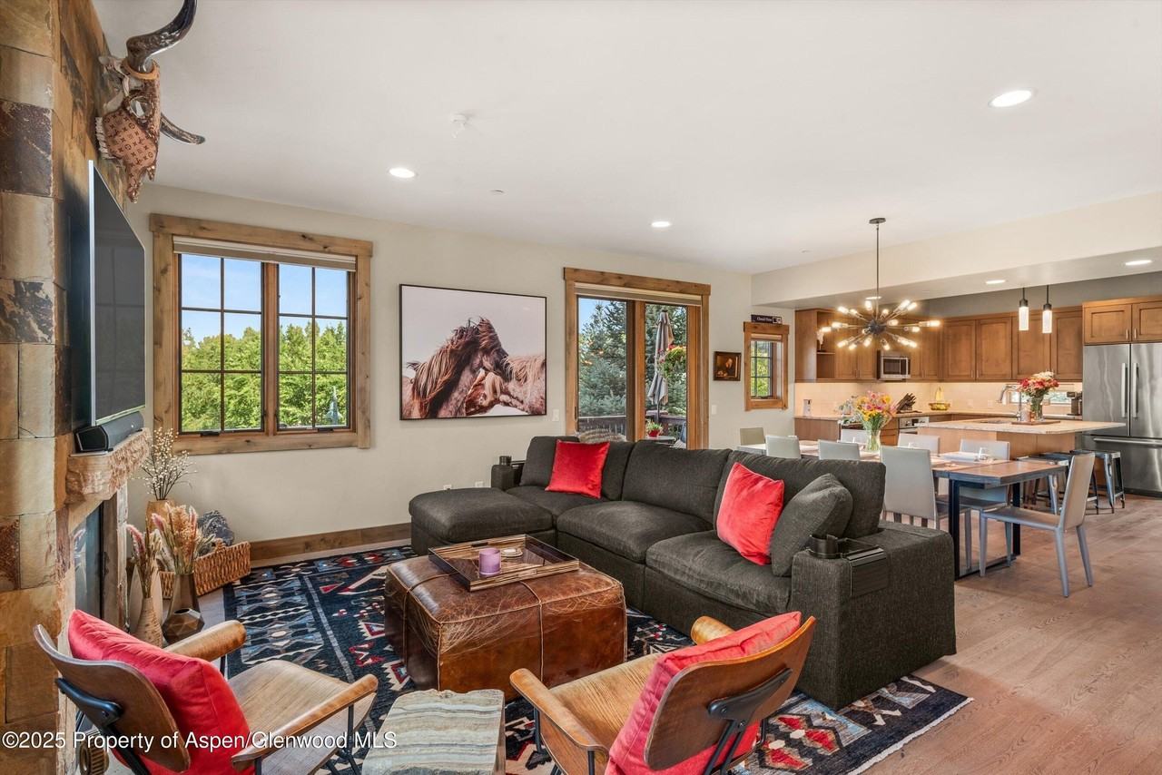 111 Juniper Trl - Photo 5 of 32