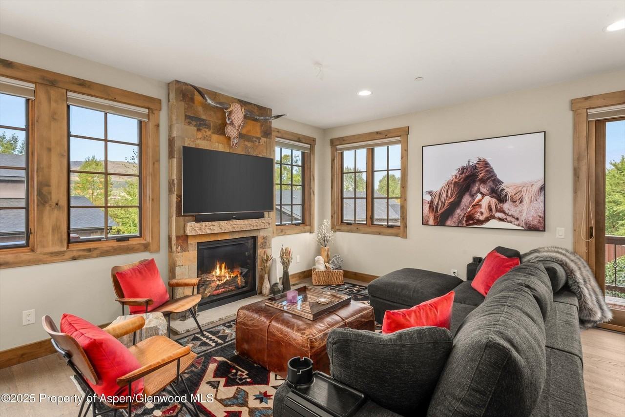 111 Juniper Trl - Photo 6 of 32