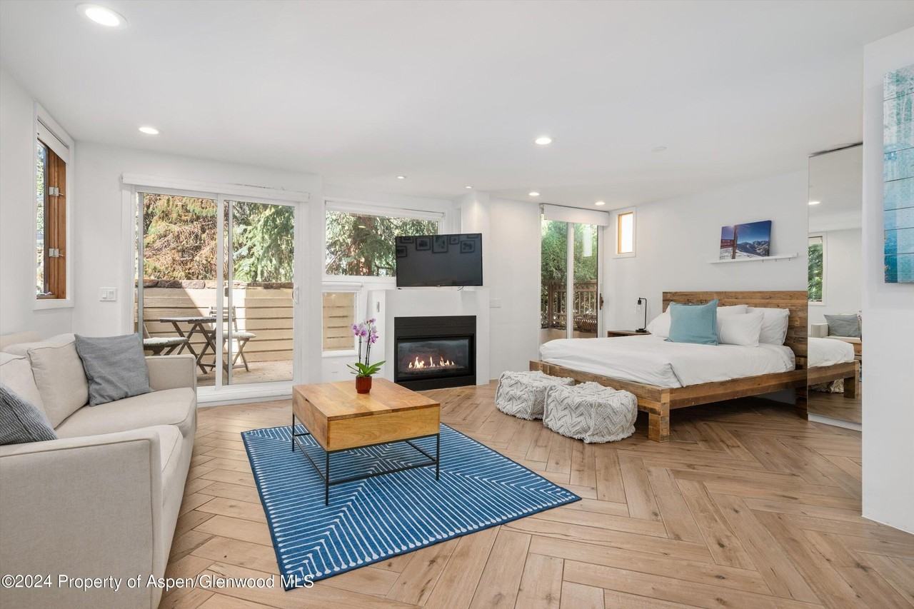 819 E Hyman Ave Apt 3 #3 - Photo 2 of 13