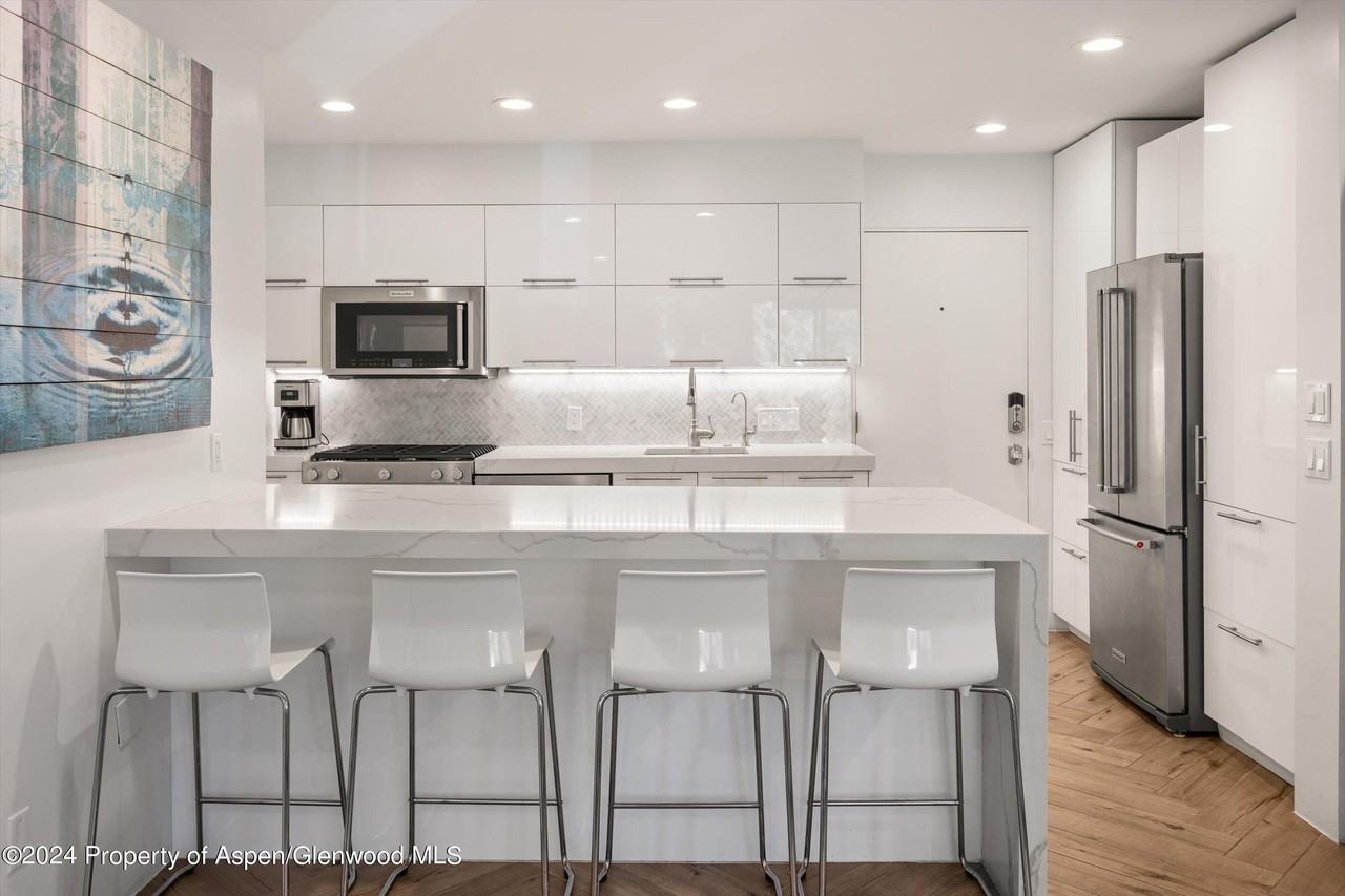 819 E Hyman Ave Apt 3 #3 - Photo 4 of 13