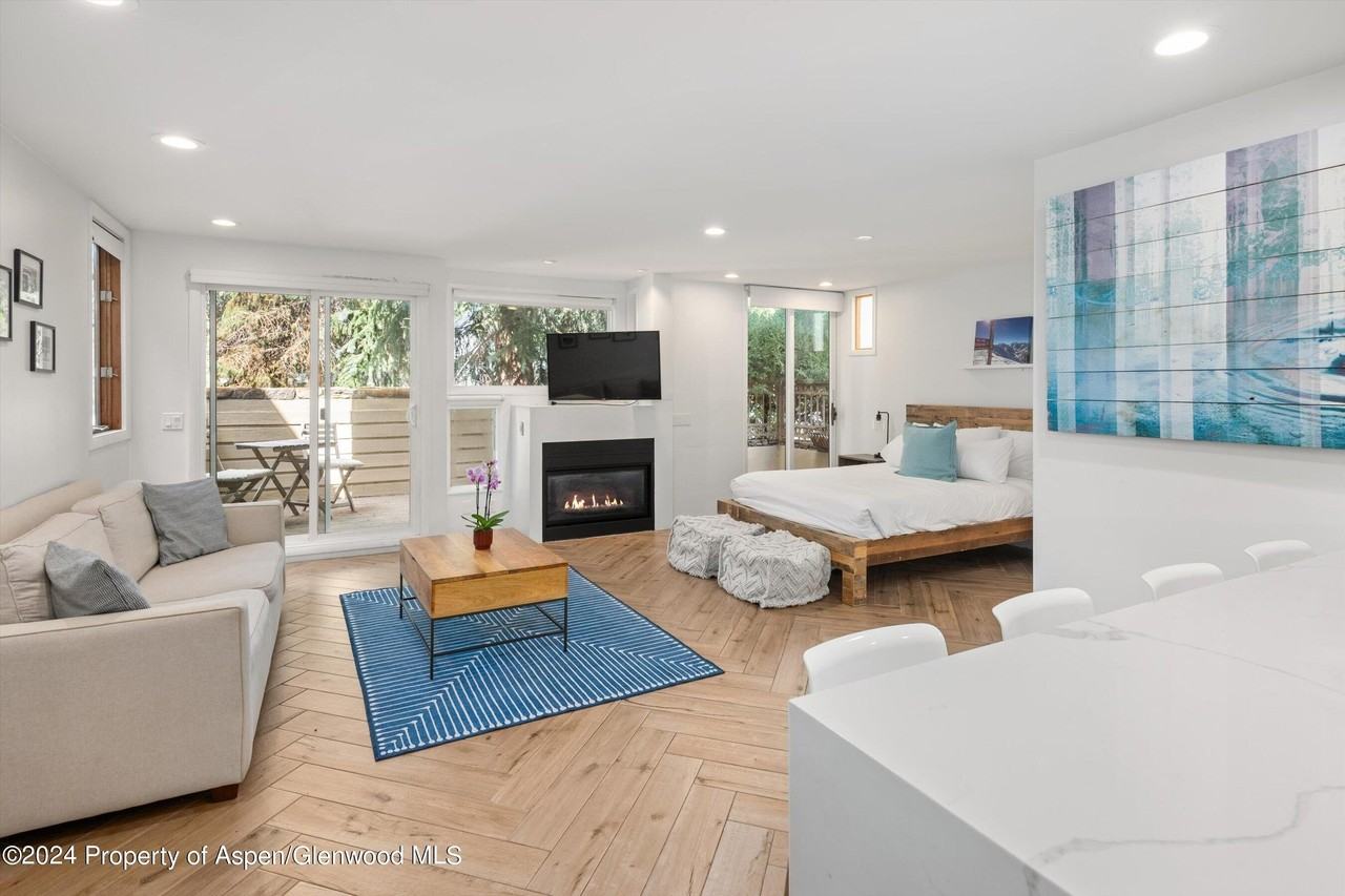 819 E Hyman Ave Apt 3 #3 - Photo 5 of 13