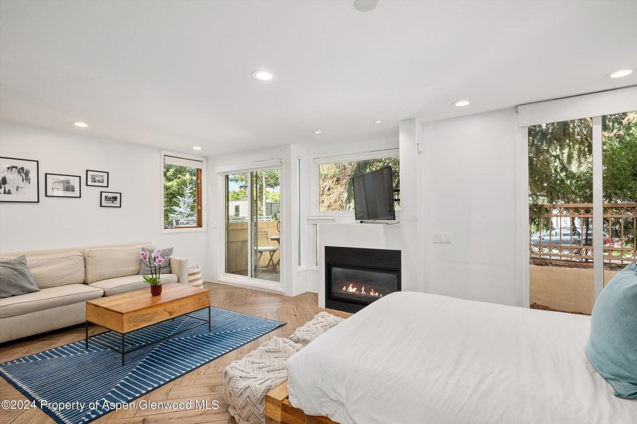 819 E Hyman Ave Apt 3 #3 - Photo 6 of 13