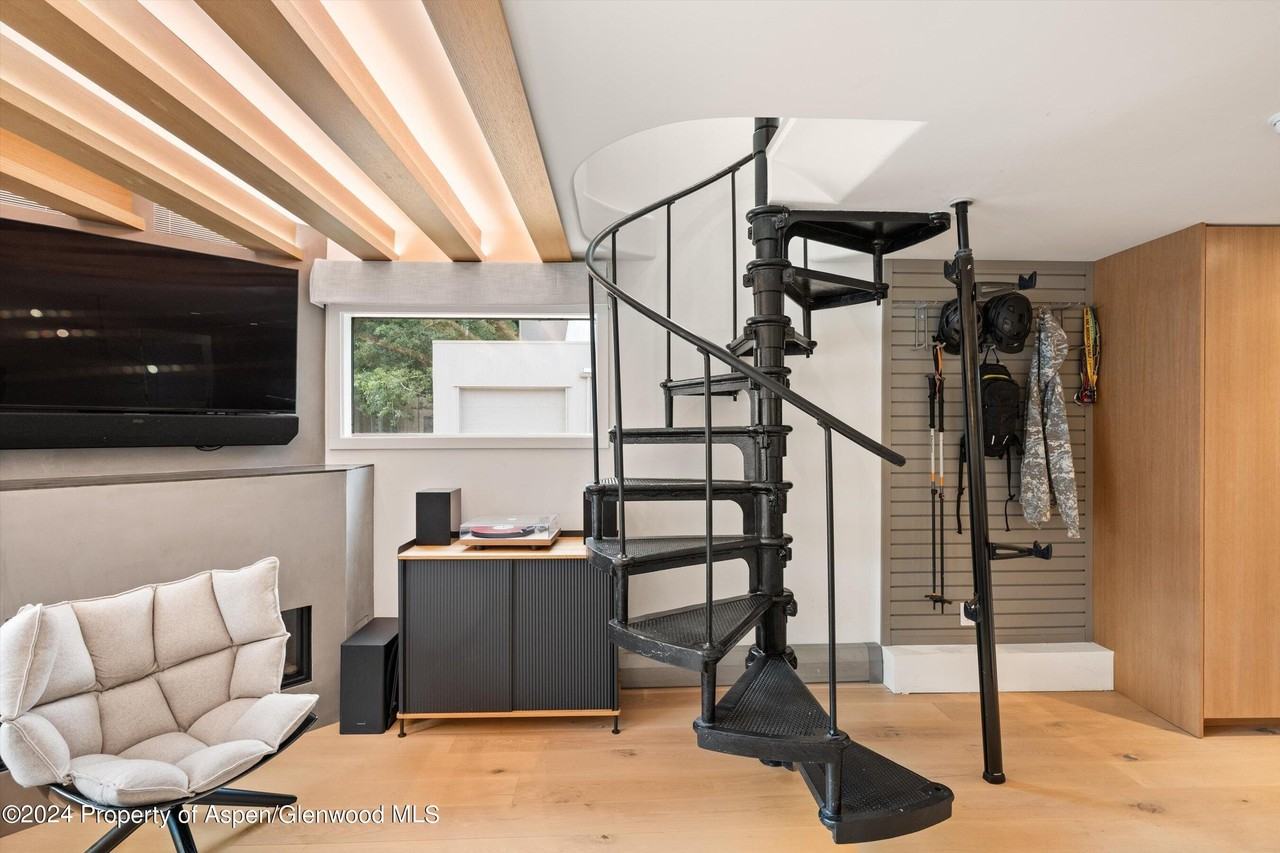 331 West Main Street #B - Photo 3 of 21