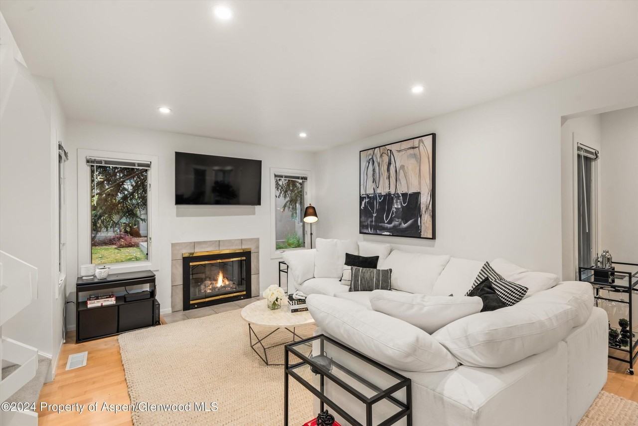 814 W Bleeker St #D1 - Photo 3 of 22