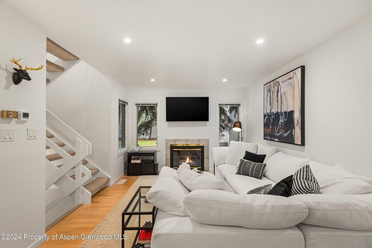 814 W Bleeker St #D1 - Photo 4 of 22