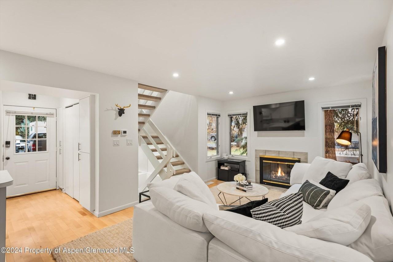 814 W Bleeker St #D1 - Photo 5 of 22