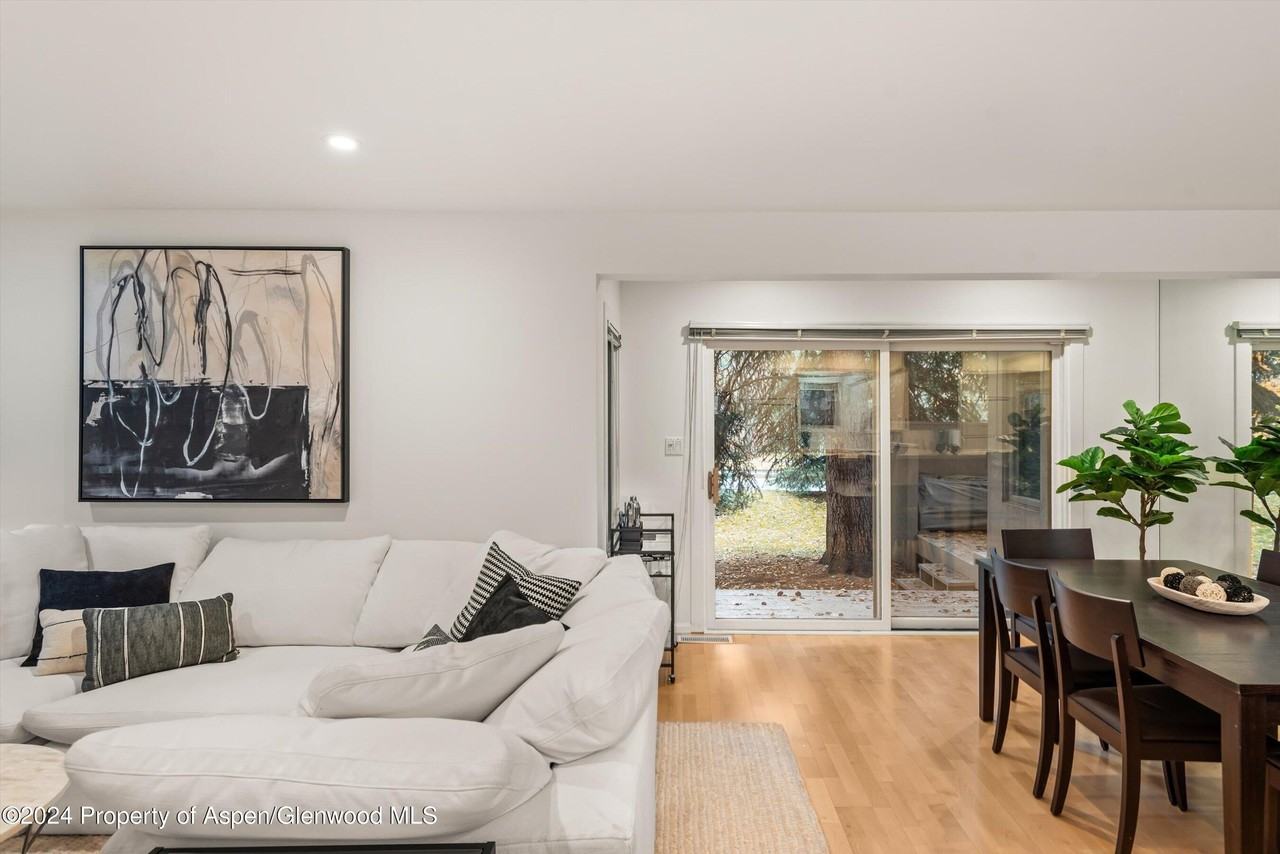 814 W Bleeker St #D1 - Photo 6 of 22