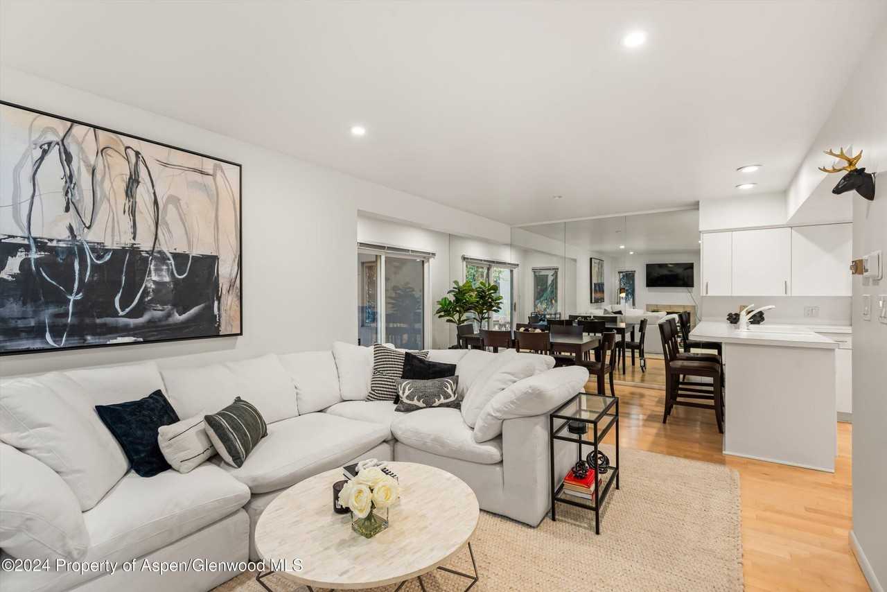 814 W Bleeker St #D1 - Photo 7 of 22