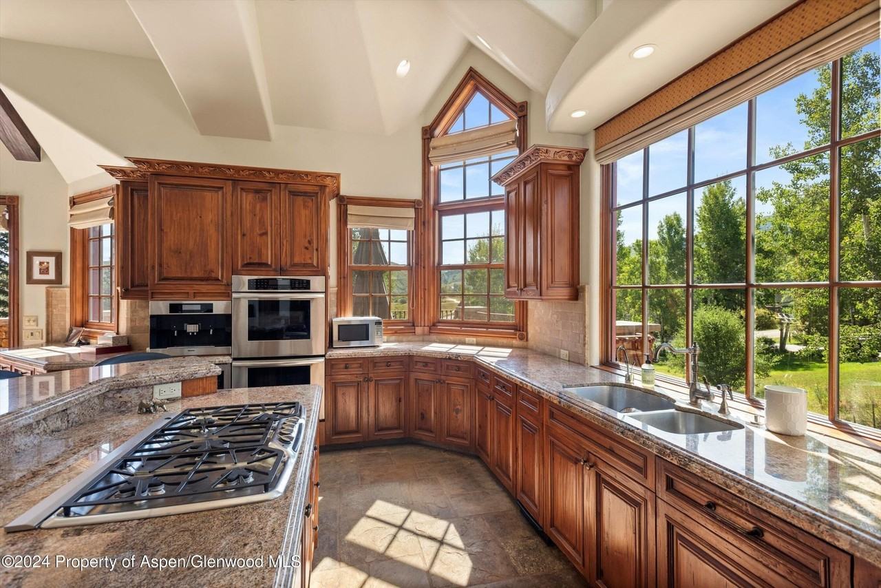 71 Meadow Rd - Photo 6 of 48