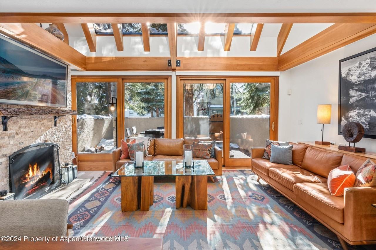 326 W Hopkins Ave - Photo 2 of 30