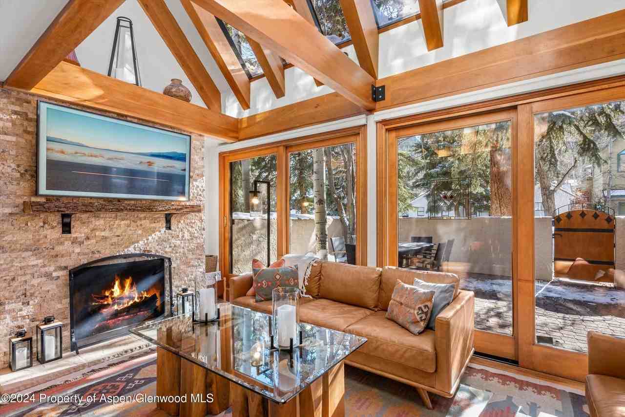 326 W Hopkins Ave - Photo 3 of 30