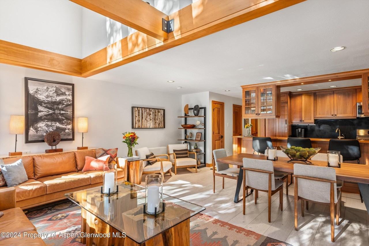 326 W Hopkins Ave - Photo 7 of 30