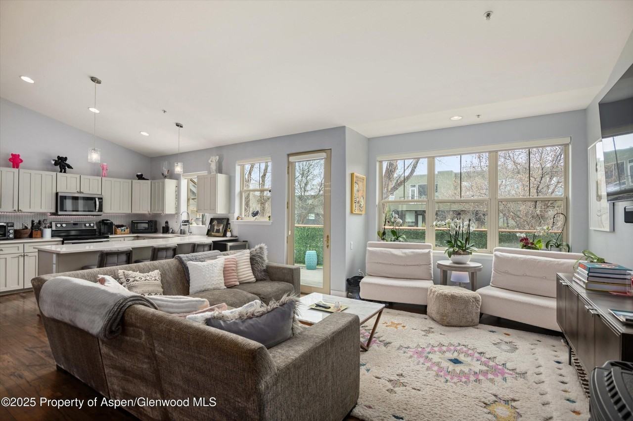 712 Evans Ct - Photo 2 of 23