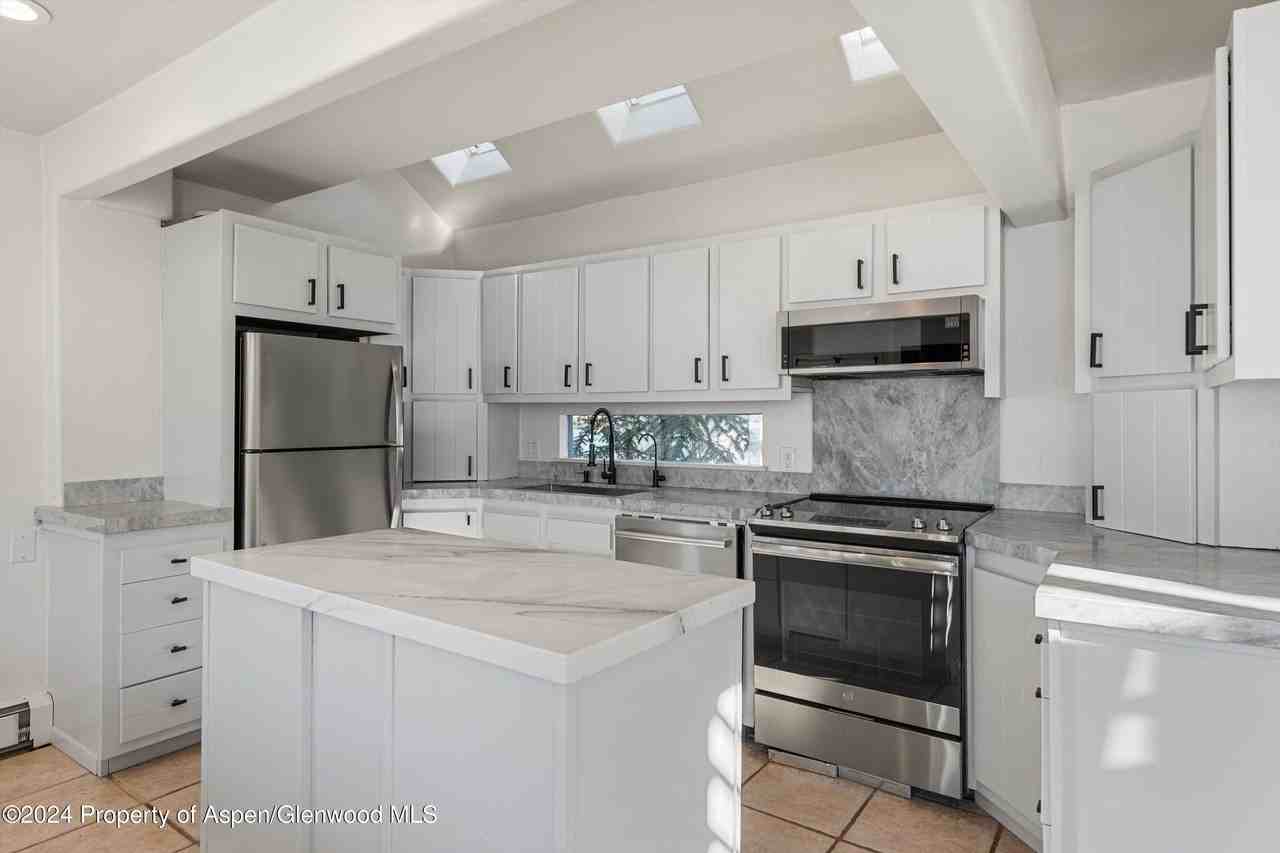 182 Bennett Pl - Photo 5 of 34