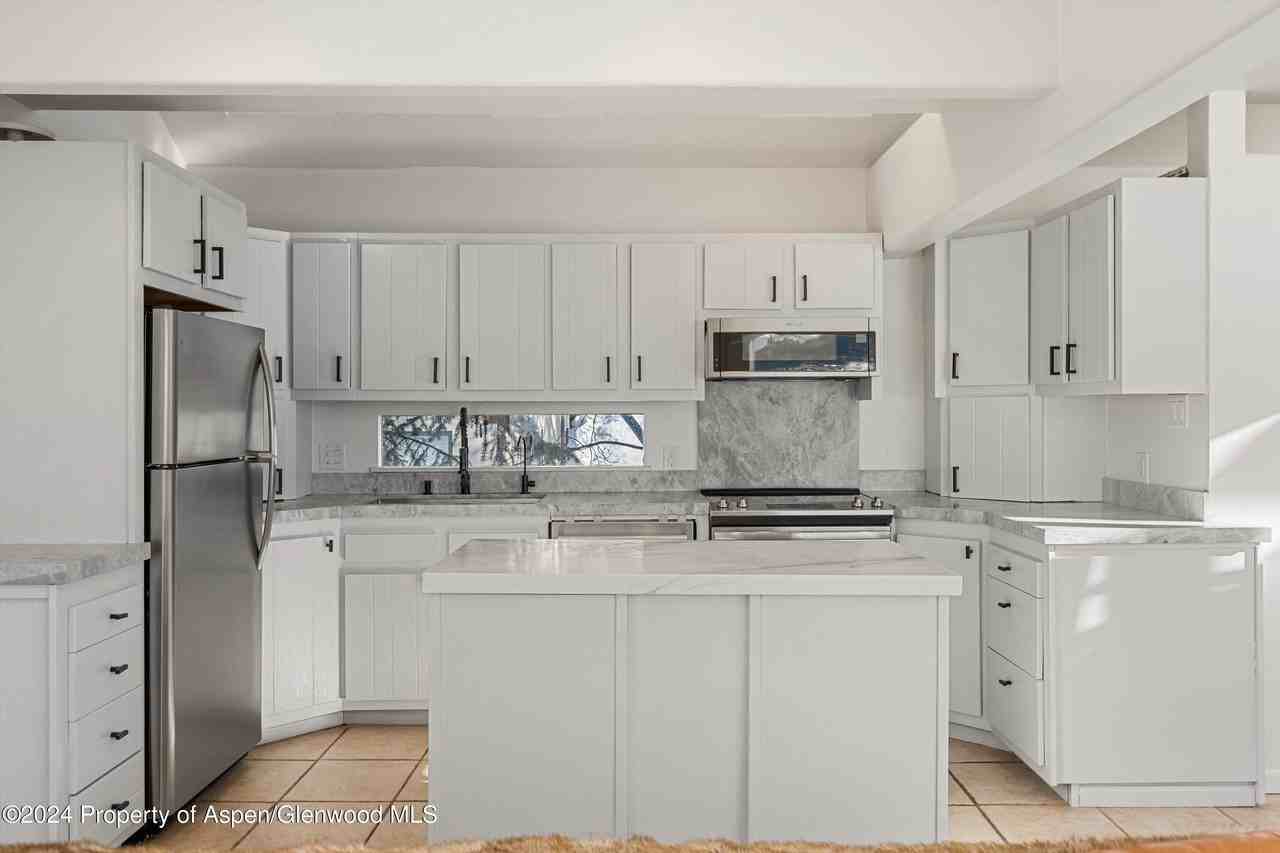 182 Bennett Pl - Photo 6 of 34