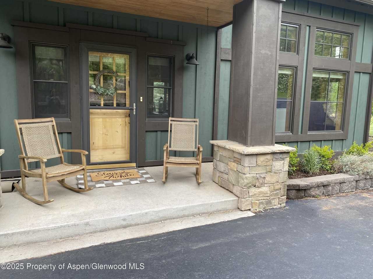 579 Larkspur Dr - Photo 3 of 42