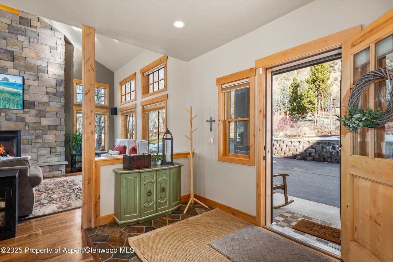 579 Larkspur Dr - Photo 4 of 42