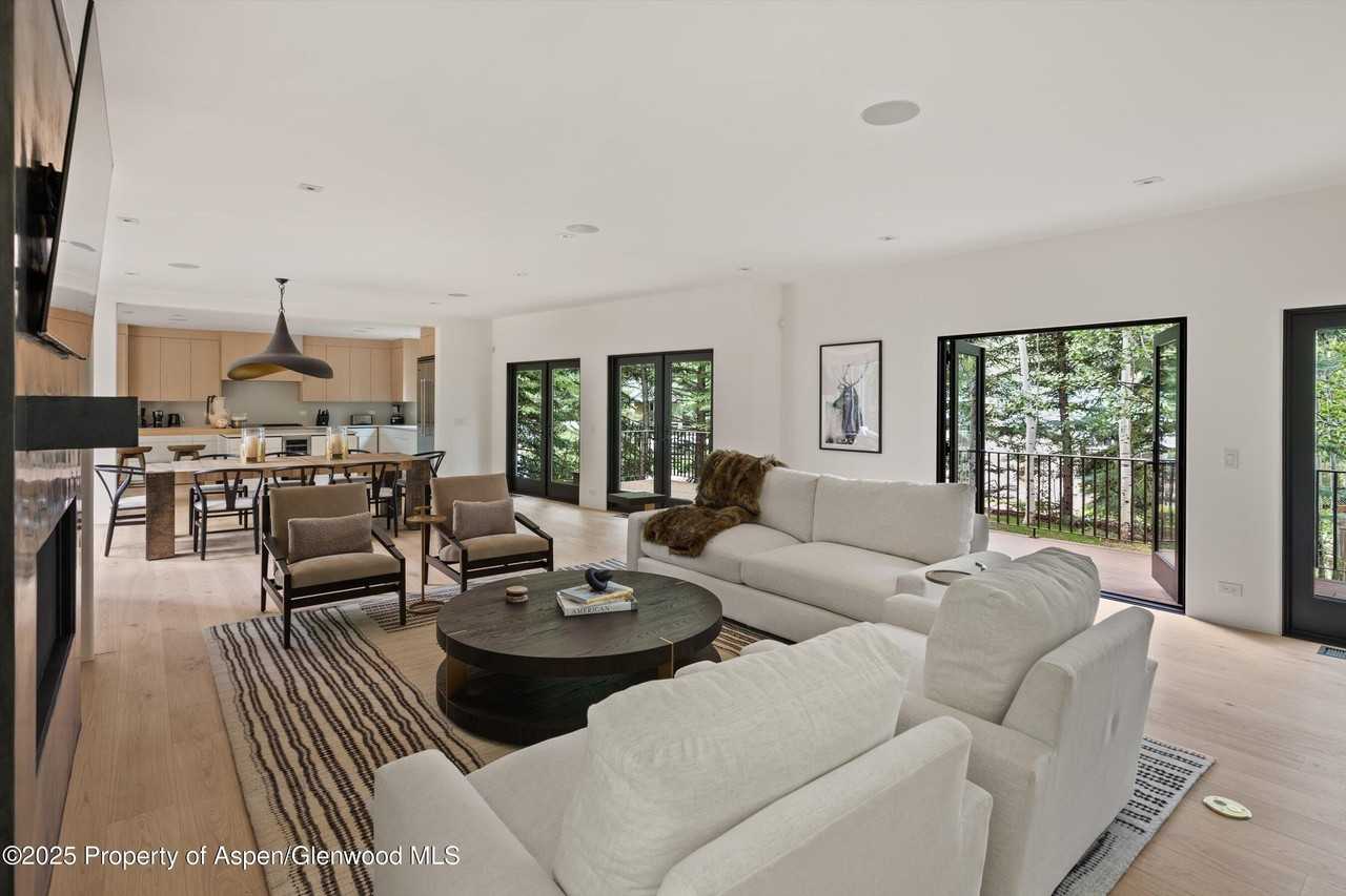 440 Alpine Ct - Photo 3 of 33