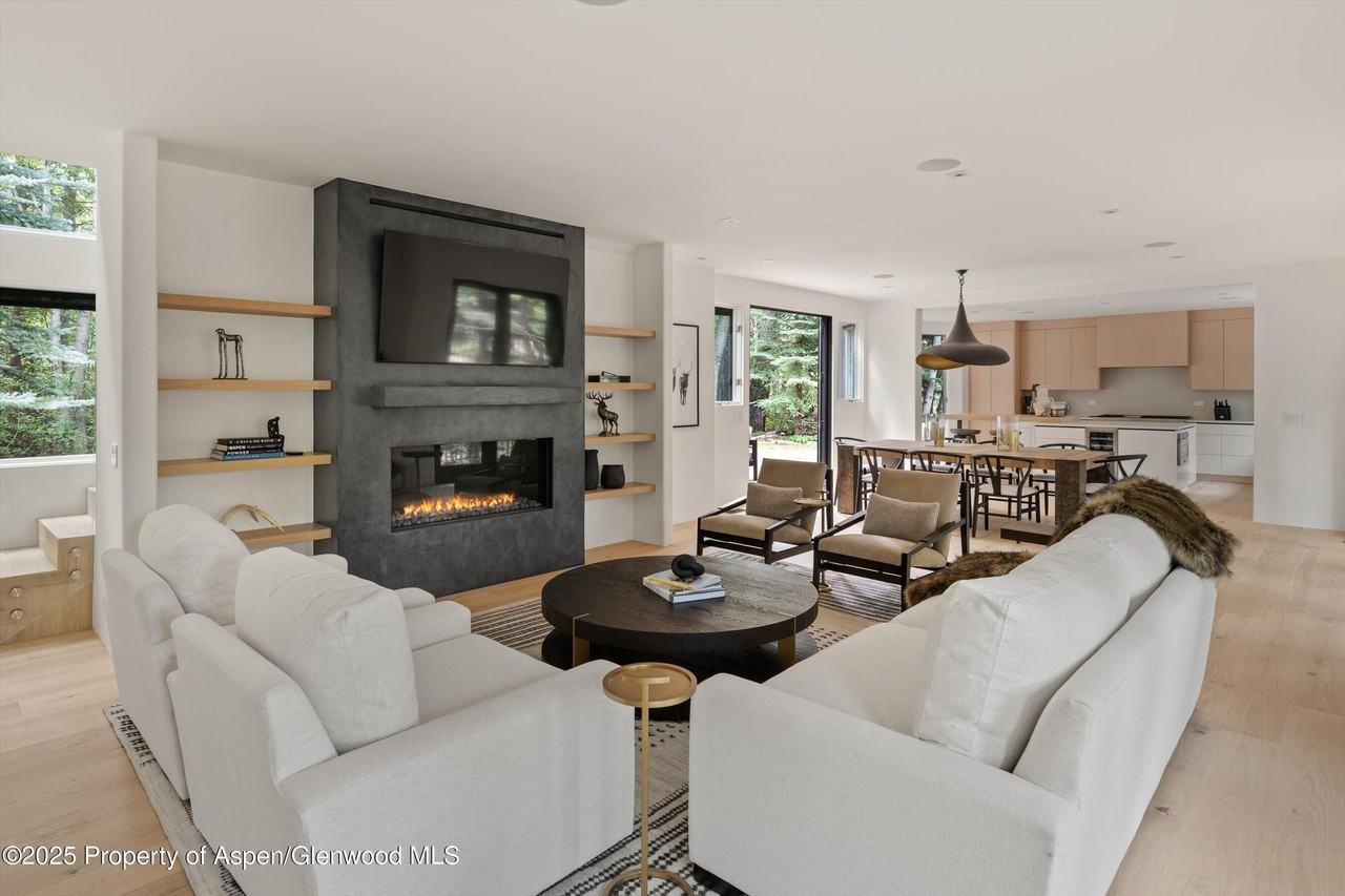 440 Alpine Ct - Photo 6 of 33