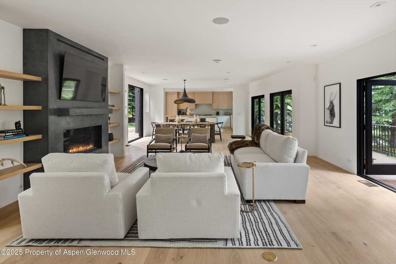 440 Alpine Ct - Photo 7 of 33