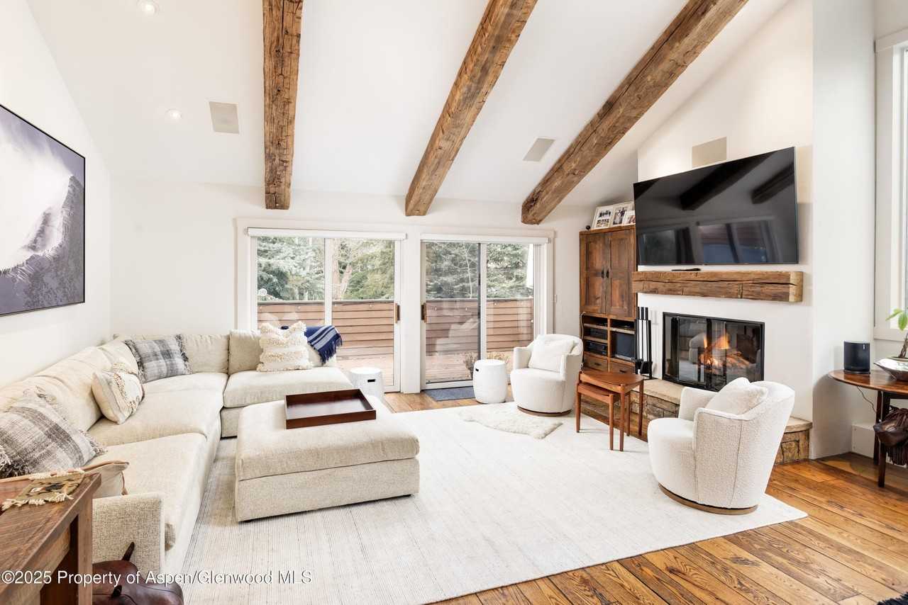 901 W Francis St - Photo 2 of 32