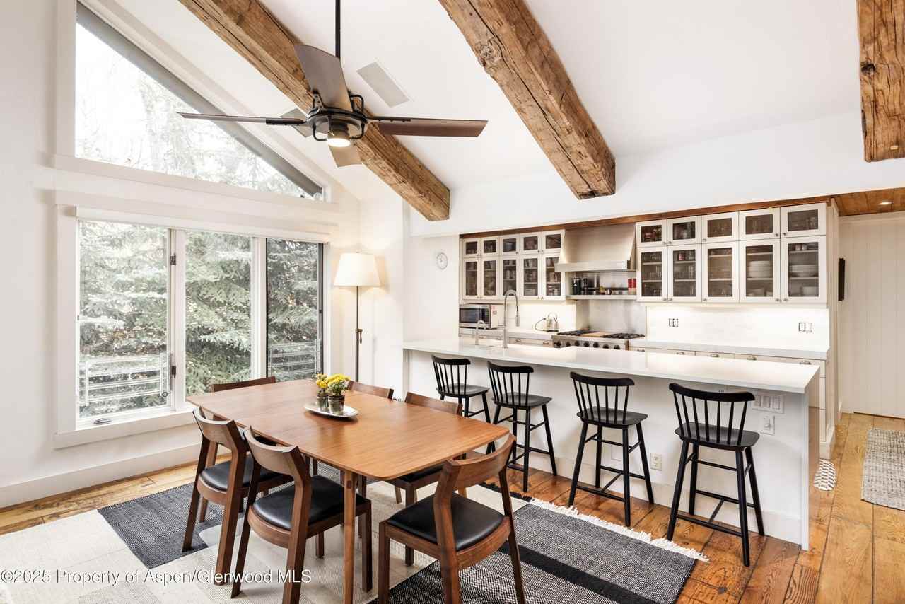 901 W Francis St - Photo 4 of 32