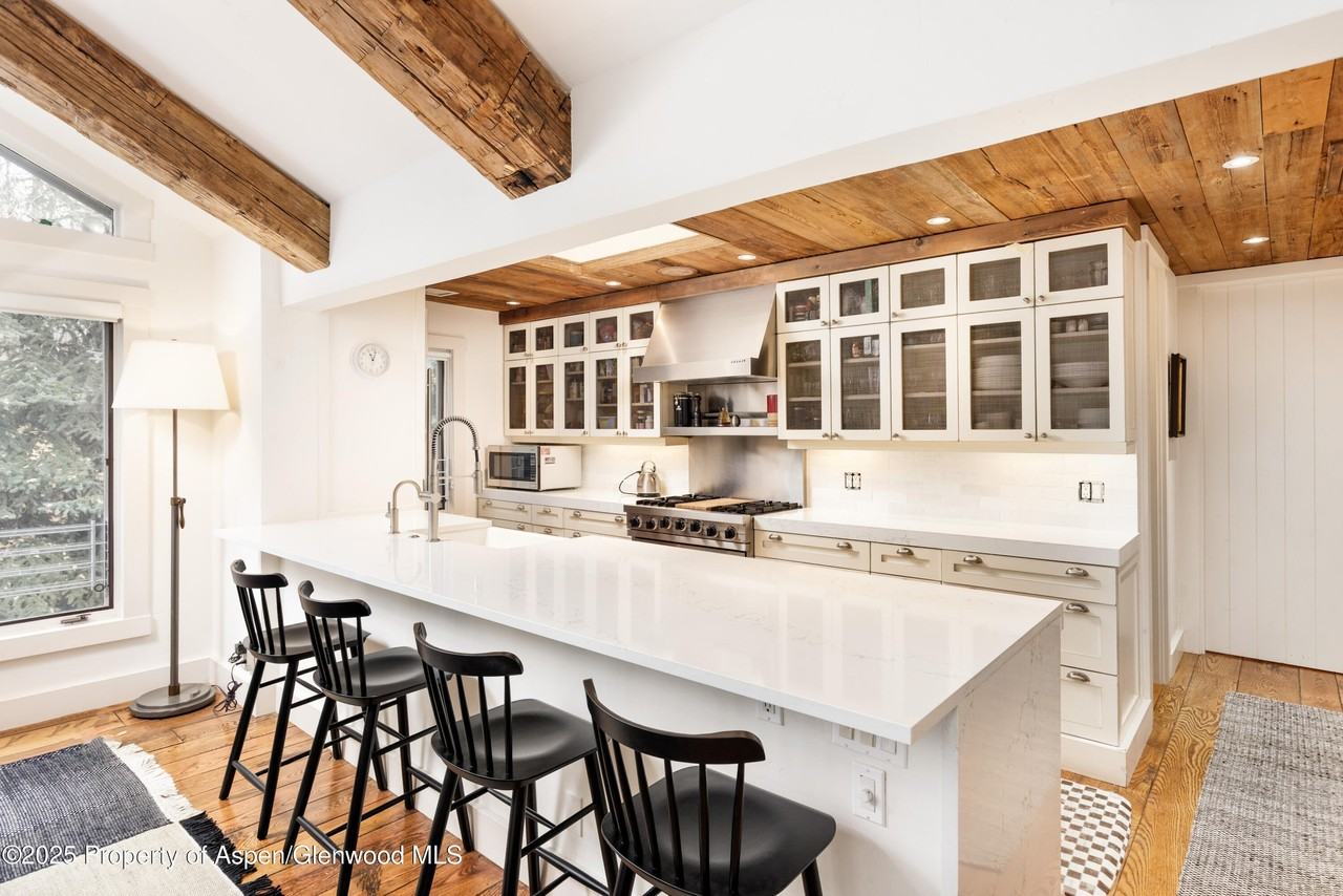 901 W Francis St - Photo 5 of 32