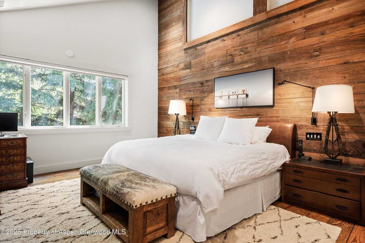 901 W Francis St - Photo 7 of 32