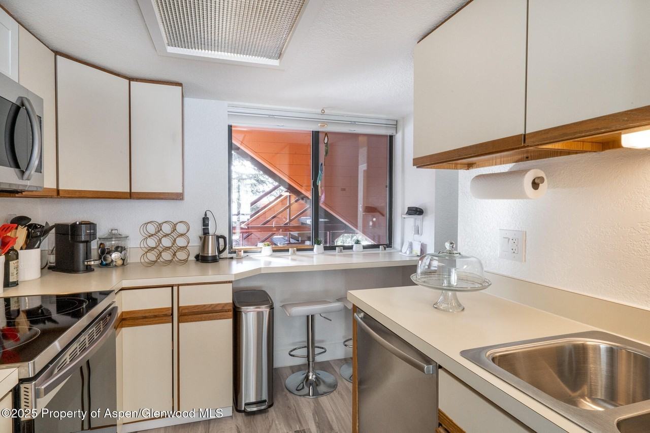 1328 Vine St - Photo 6 of 11