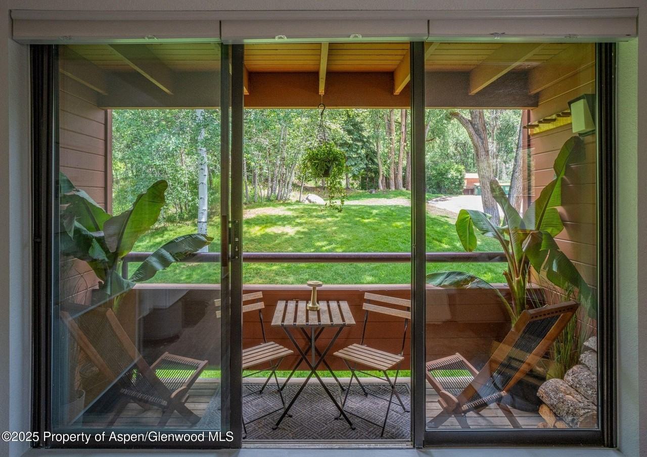 1328 Vine St - Photo 7 of 11