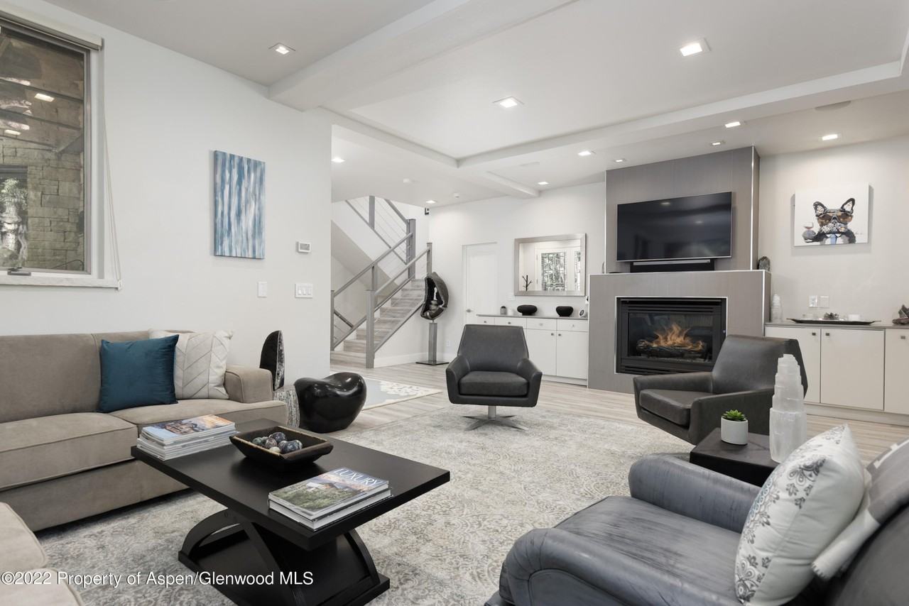 736 W Smuggler St - Photo 4 of 34