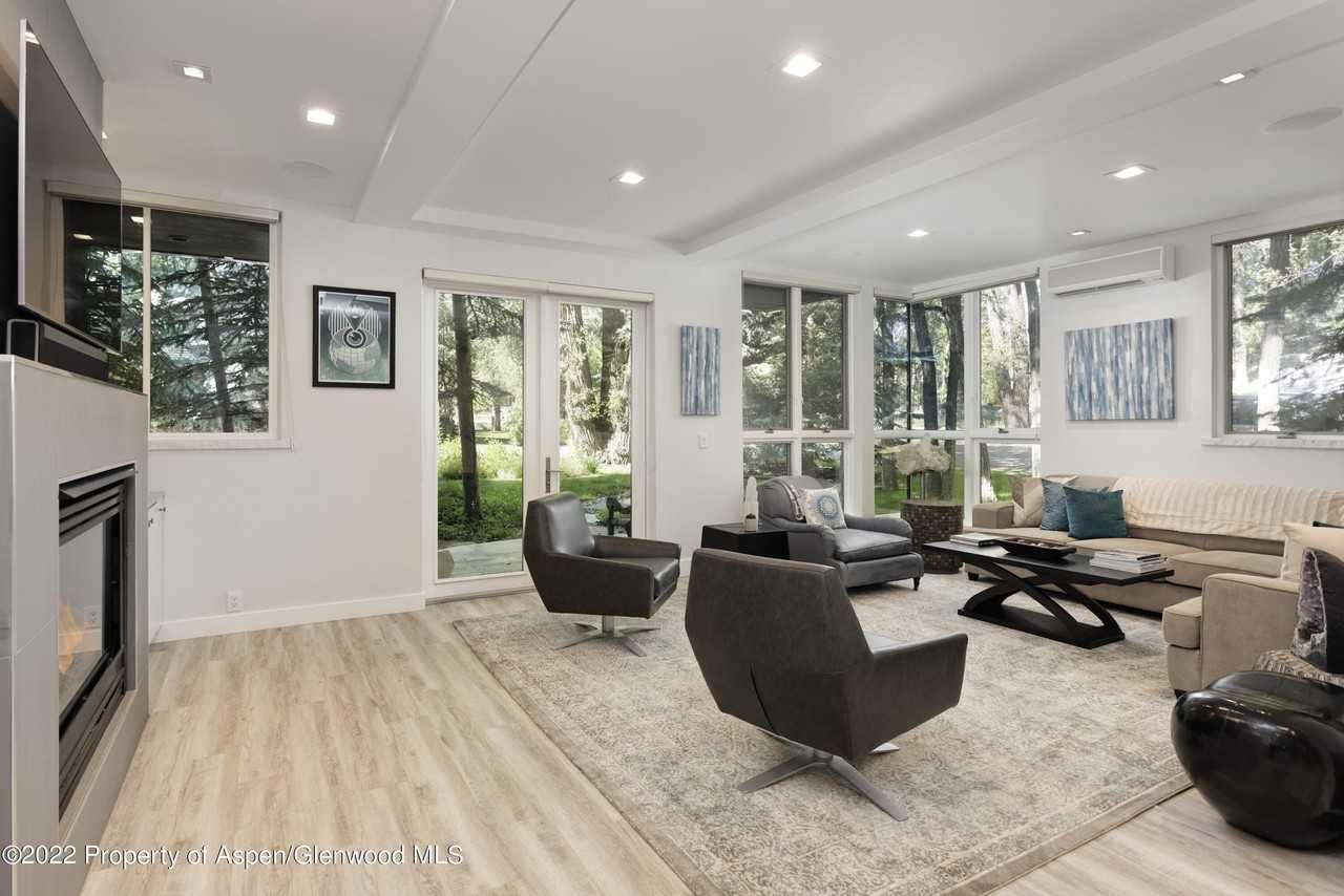 736 W Smuggler St - Photo 5 of 34