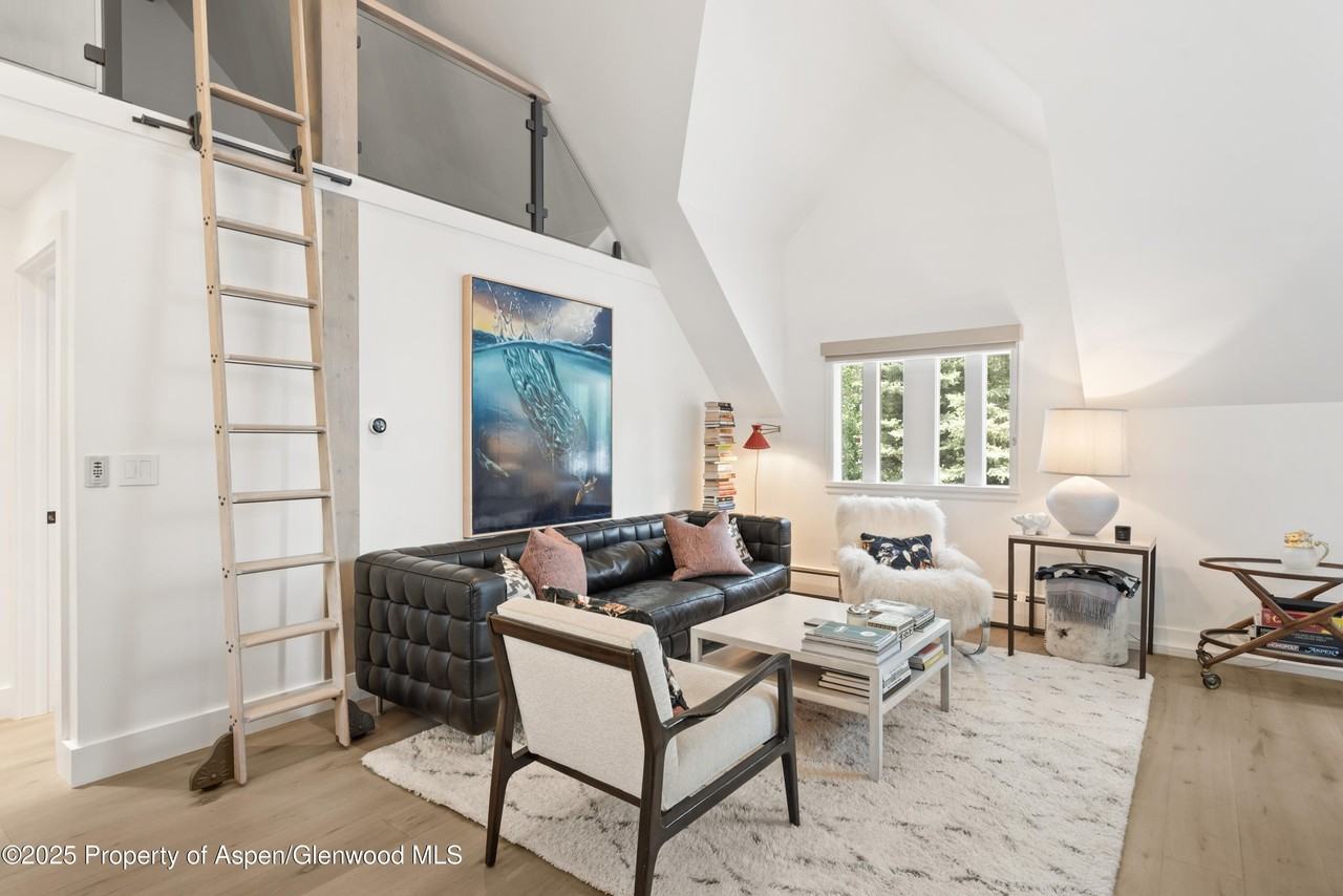 314 W Main St - Photo 3 of 23