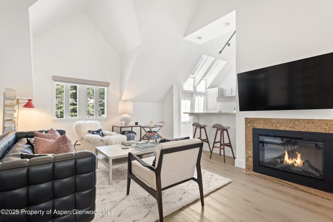 314 W Main St - Photo 5 of 23