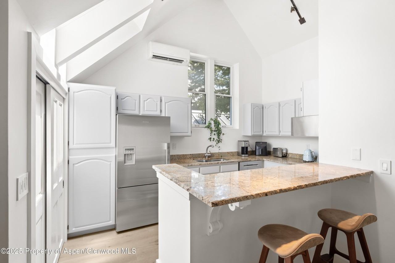 314 W Main St - Photo 7 of 23