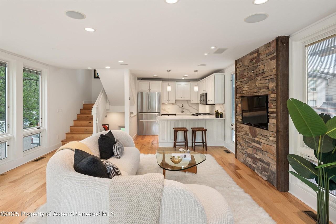 111 S 6th St - Photo 3 of 50