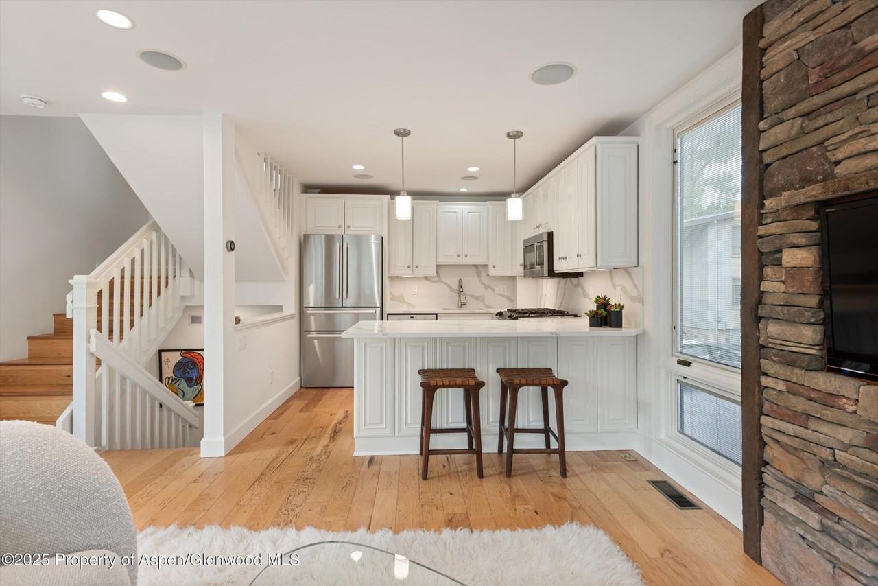 111 S 6th St - Photo 4 of 50