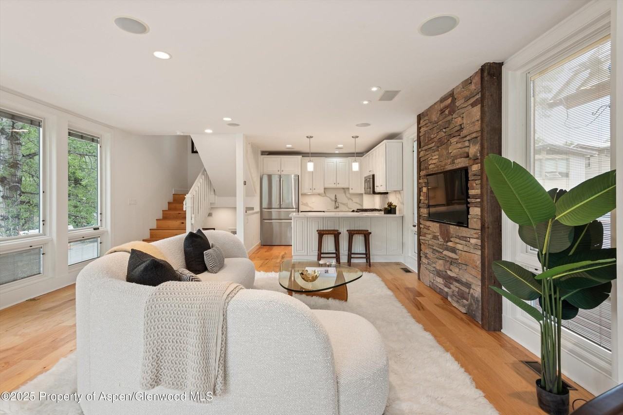 111 S 6th St - Photo 5 of 50