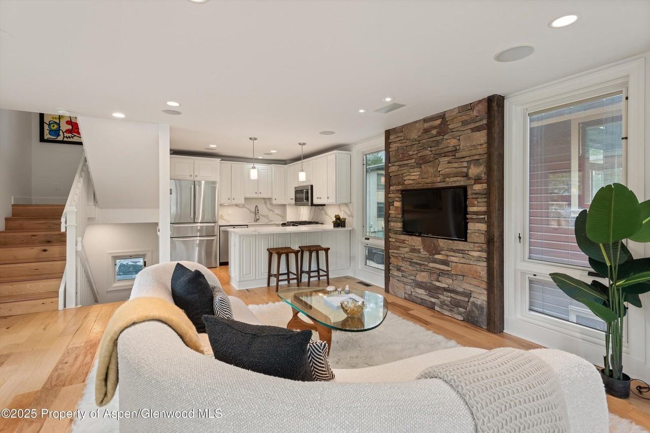 111 S 6th St - Photo 6 of 50