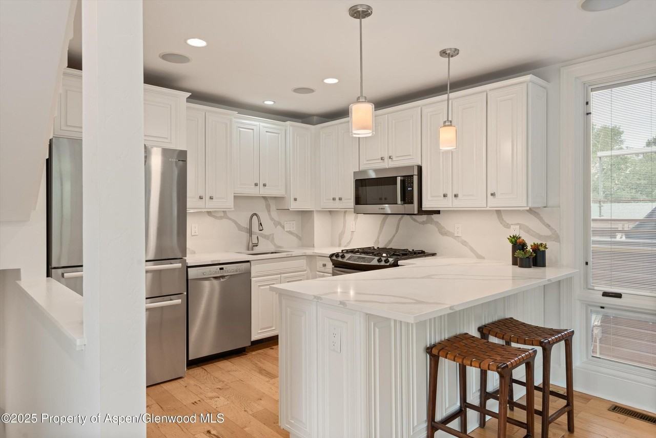 111 S 6th St - Photo 7 of 50