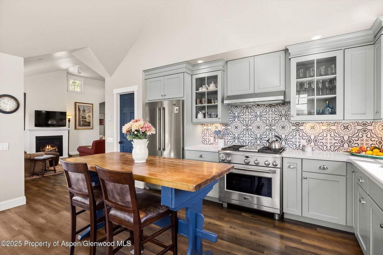 148 Gateway Rd - Photo 3 of 32