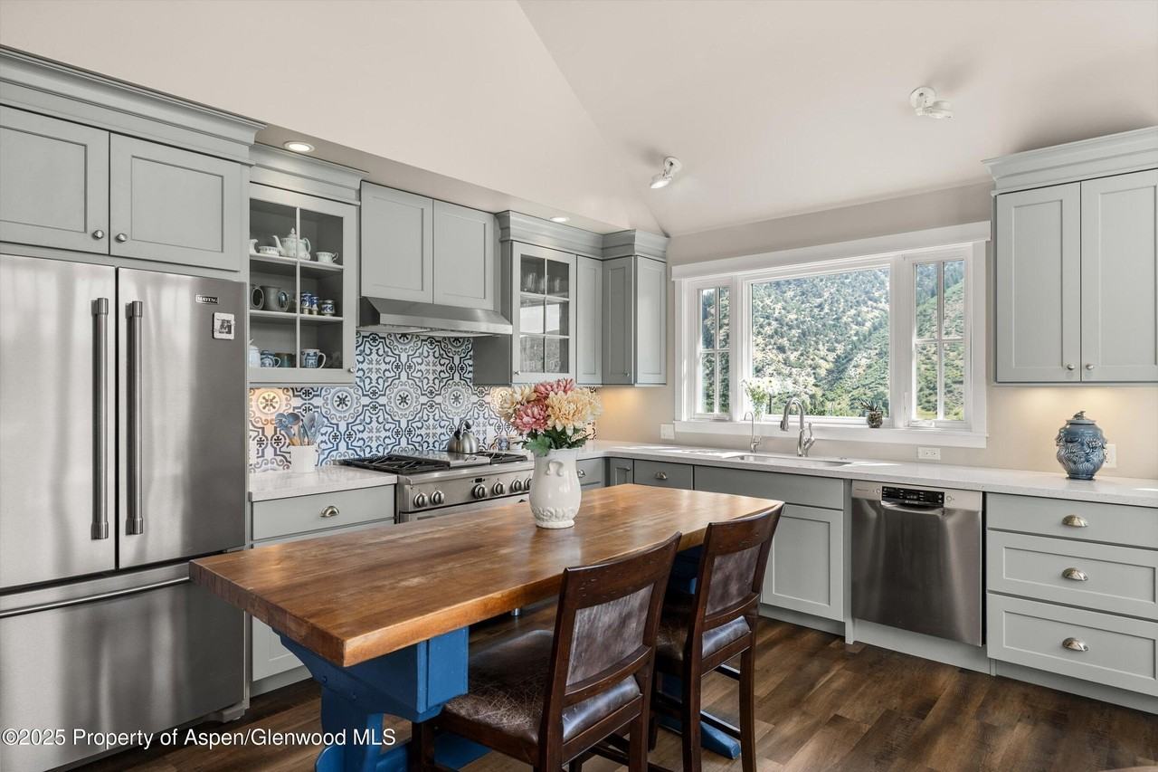 148 Gateway Rd - Photo 5 of 32