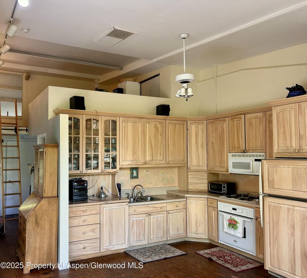 410 N Mill St - Photo 3 of 10