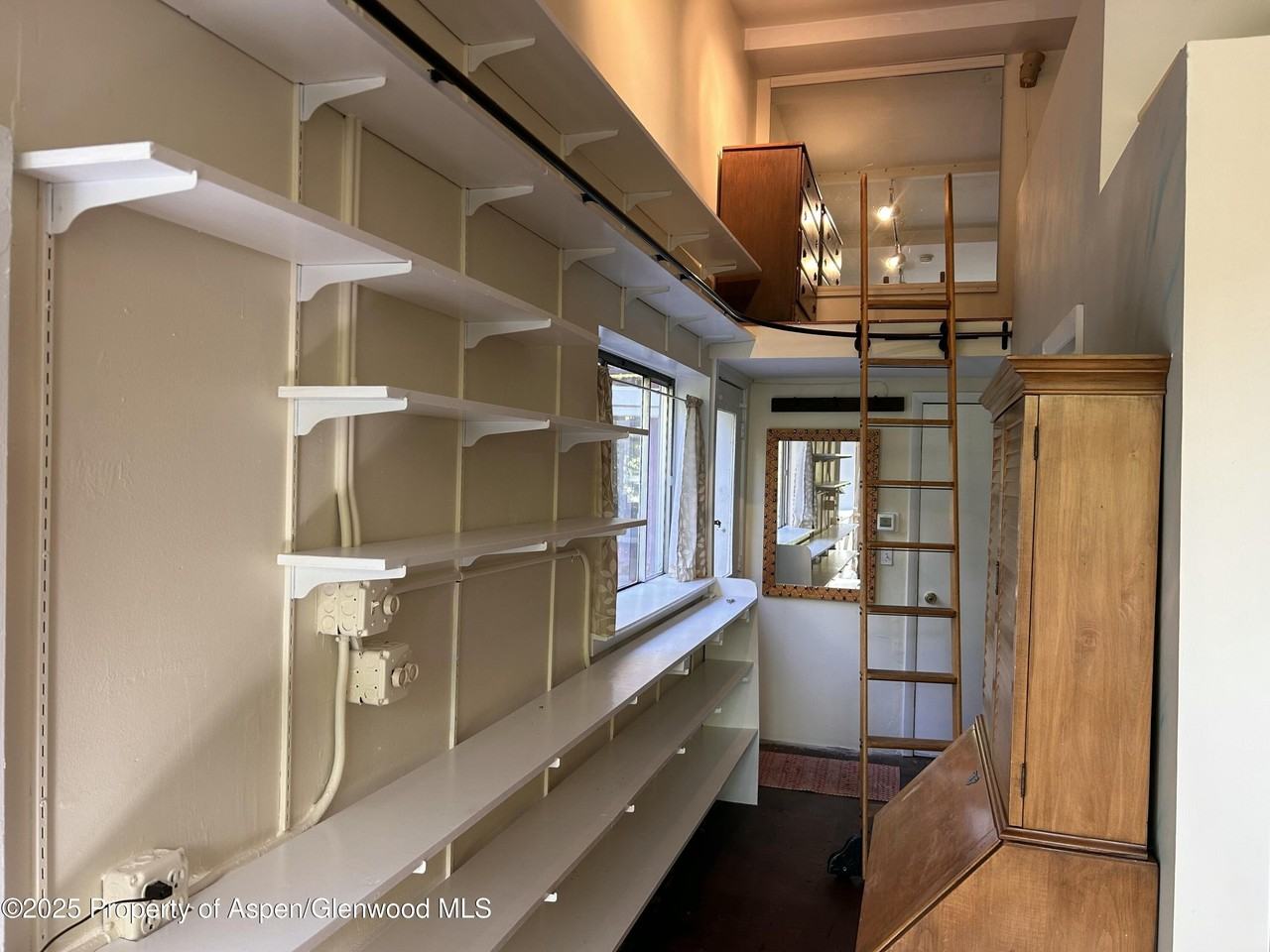 410 N Mill St - Photo 5 of 10